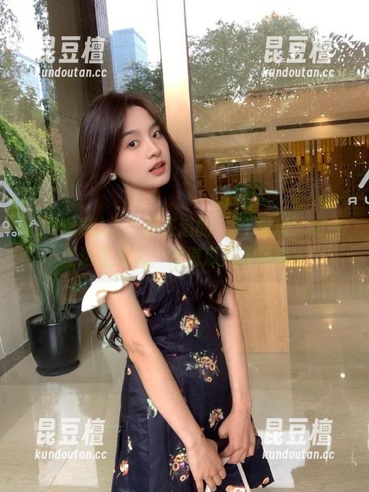51黑料 人人都在追的“51黑料”如今直达主持人,难道瓜从天而降?