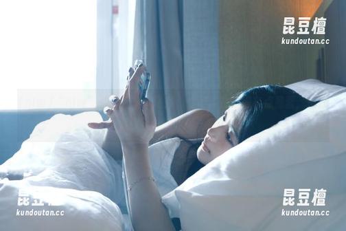 “hlw”：点开这个链接，你可能会觉得有点愚蠢，但还是忍不住想再看一眼…
