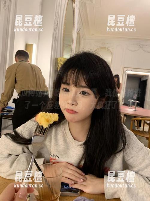 在吃瓜网站首页，我仿佛掉进了一个反差的漩涡，太疯狂了！