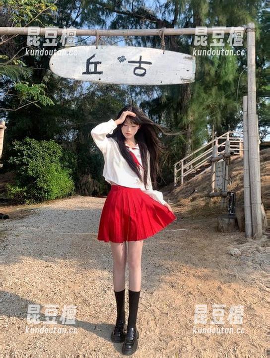 小心！黑料不打烊tttzzz网址的入口，手捧一堆瓜果，好像能解我的愁。