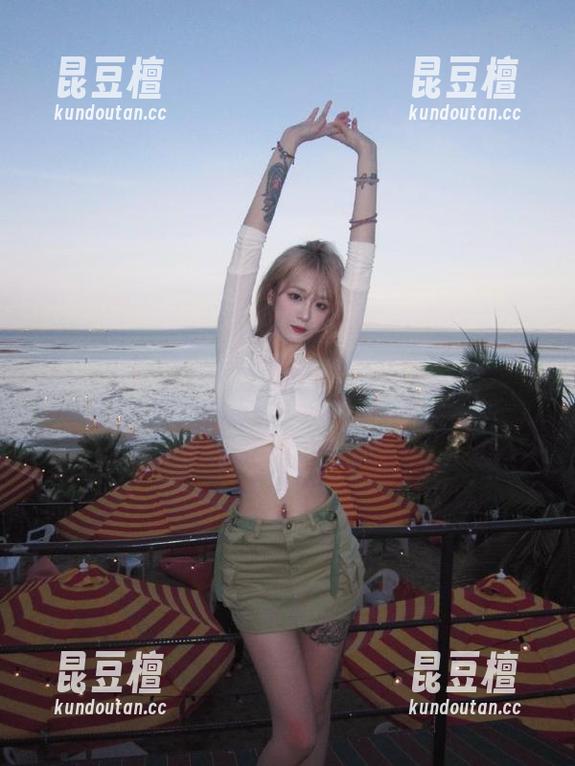 黑料网曝门 意外!黑料网曝门的首页,反差得像双面胶一样牢牢缠住我!